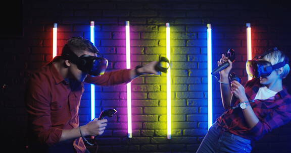 夫妻戴着虚拟眼镜体验VR技术