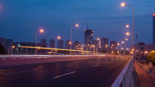 夜晚城市街道路灯亮起延时