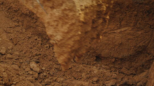 挖掘机铲斗挖泥土特写镜头视频素材模板下载