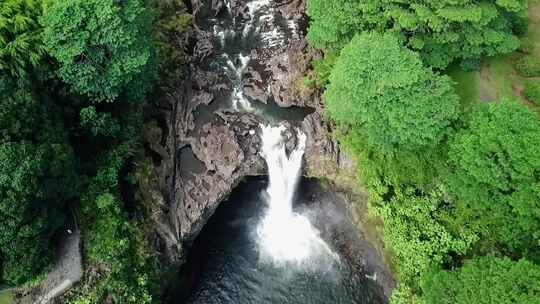 夏威夷-从彩虹瀑布升空