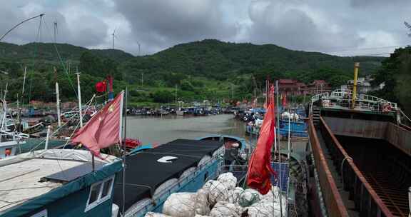 台风天躲避在渔港的渔船