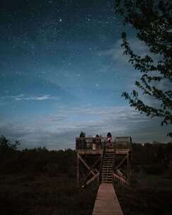 星空凝视者在星空下的观景台上