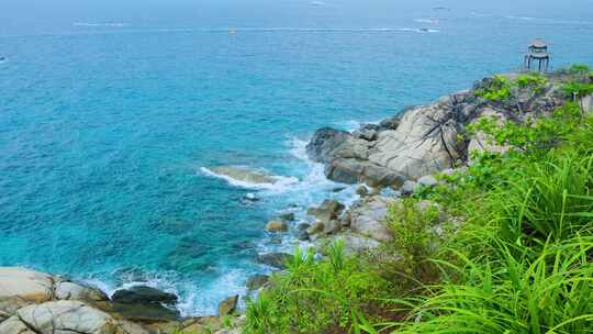 唯美清澈蓝色大海岩石海浪礁石蜈支洲岛