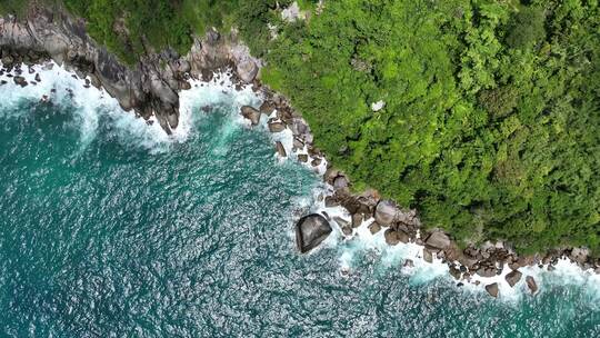 航拍泰国普吉岛岩石海滩和大海壮美海岸线