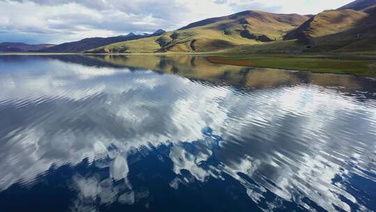 航拍羊卓雍措的湖光山色，和晶莹剔透的湖水