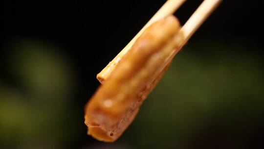 筷子夹起回锅豆腐