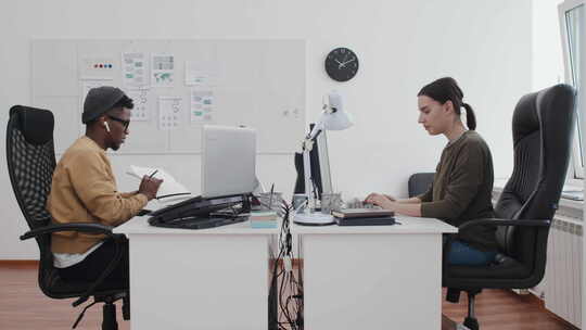 男人和女人在办公室工作视频素材模板下载