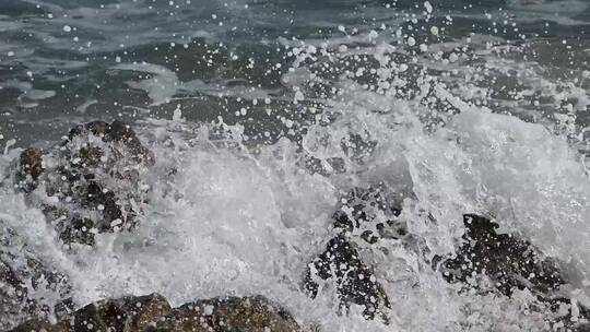 实拍慢动作大海海浪拍打礁石激起浪花水花