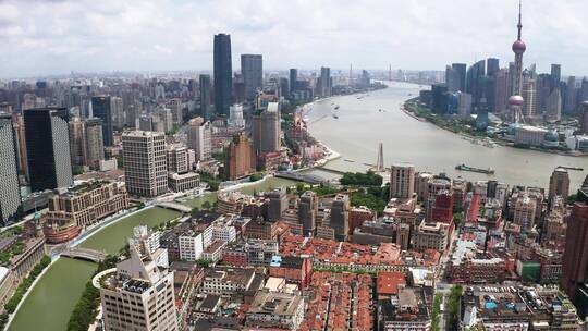 航拍上海城市高空外滩外白渡桥下降