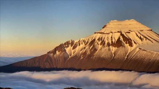 日照金山云海翻腾的壮丽景色