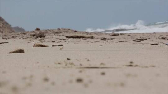 一个人赤脚走在沙滩上