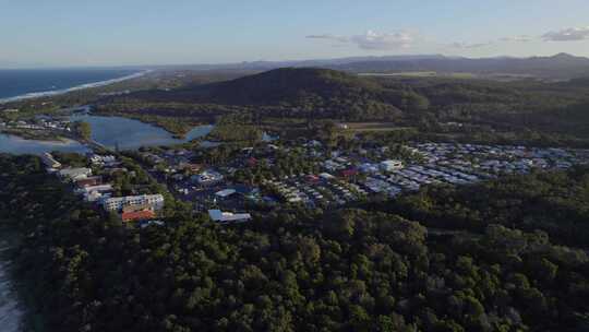 澳大利亚新南威尔士州黑斯廷斯角的黑斯廷斯角海滩和下Cudgera全景。空中平底锅左