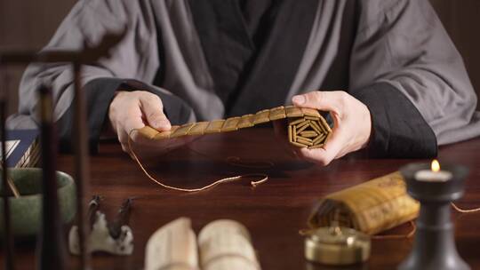 古代文人打开竹简学习中国传统文学