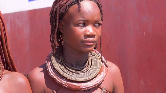 非洲部落妇女的泥巴发型