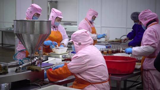 食品工厂车间工人在制作海鲜食品