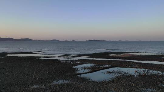 航拍美丽海岸线海边沙滩海水浪花拍打俯拍