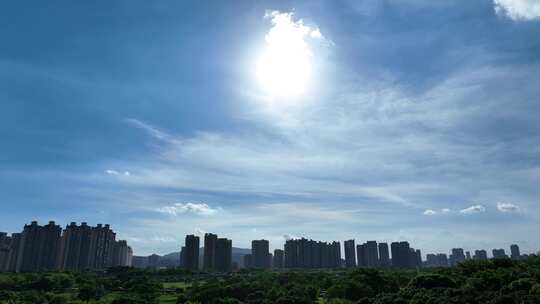 城市天空阳光照射太阳照射城市景观建筑风光