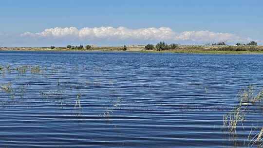 新疆北屯市的蓝色湖泊