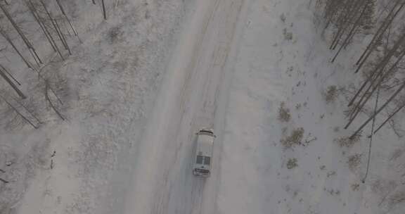 冬季雪原房车自驾航拍