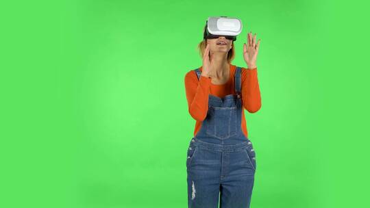 戴虚拟现实眼镜的女人绿屏视频素材模板下载