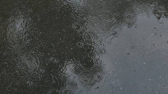 下雨天路边的雨滴波纹