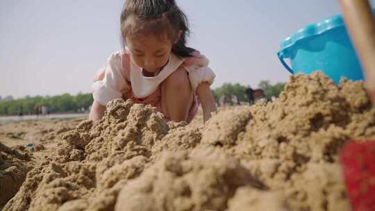 唯美儿童小孩玩沙子挖沙小铲子小桶