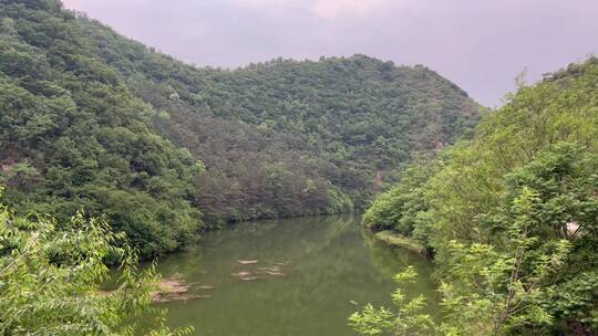 北京郊区山区森林河流景色