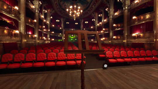 一个有红色座位和吊灯的空剧院