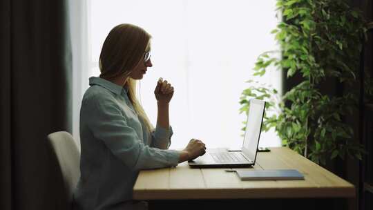 女性在笔记本电脑上浏览互联网
