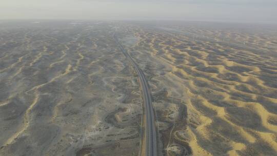 新疆日出沙漠公路