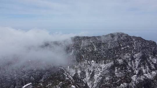 航拍佛教名山四川峨眉山，云海缭绕树林白雪