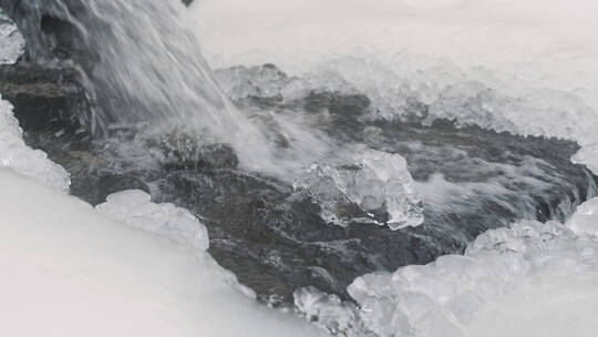 冰川中流动的水流
