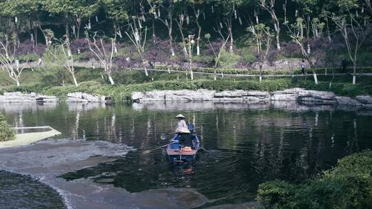 清洁工人坐小船在水污染的湖面清漂视频素材模板下载