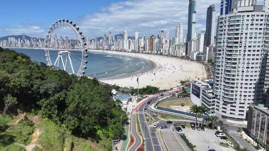 巴西圣卡塔琳娜坎博柳海滩场景。