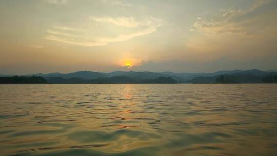 夕阳湖面意境波浪