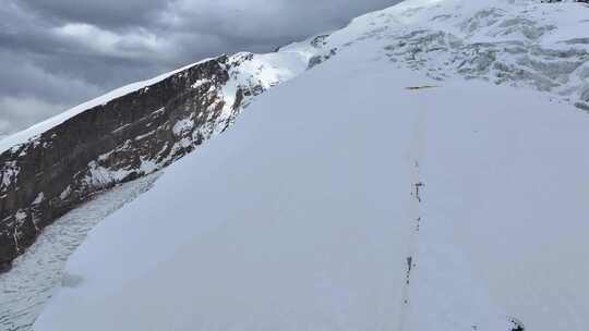 航拍攀登慕士塔格峰雪山冰川的登山队