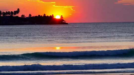 海边日落美景，夕阳余晖洒在海面