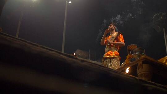 印度佛教信徒挥舞着熏香视频素材模板下载