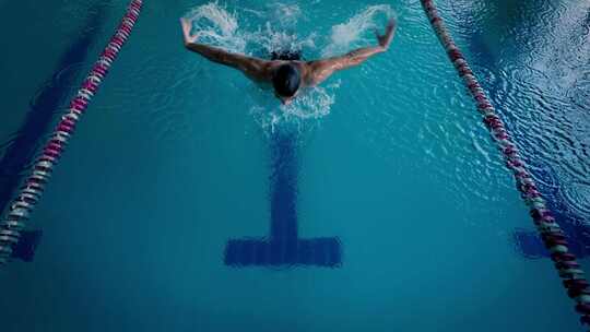 游泳运动员健身 泳池游泳