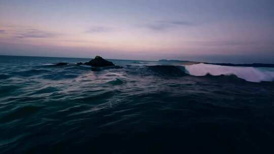 航拍大海海岸线海浪FPV穿越机