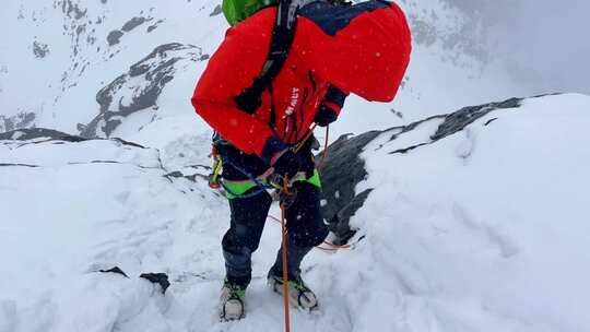 登山者攀登四川甘孜贡嘎山乡乌库楚雪山