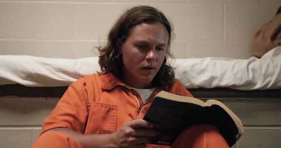 囚犯在监狱里阅读书籍
