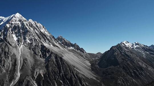 川西蓝天下的雅拉雪山