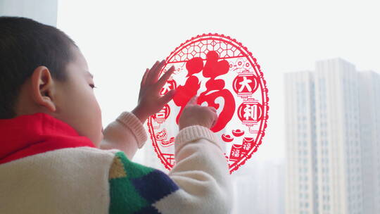 中国母子春节贴窗花