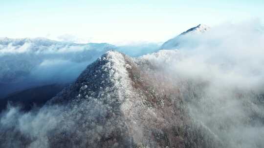 冬天山顶下雪后的云雾