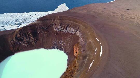 冰岛荒凉高地上的火山口