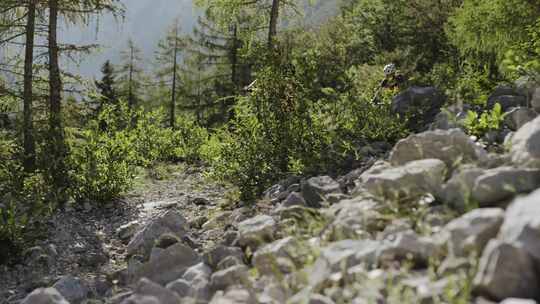 两个骑山地车的女人在小路上