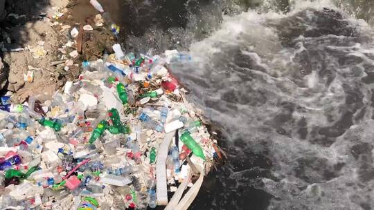 污染河岸垃圾