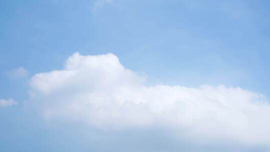 蓝天中的蓬松白云