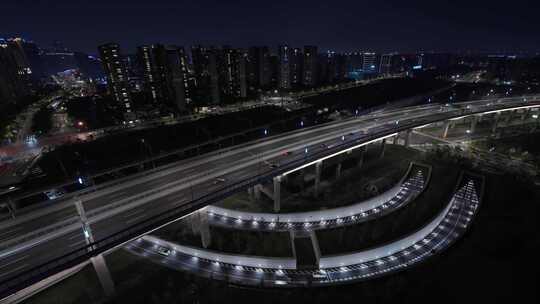 繁华城市夜景与繁忙的车流交通